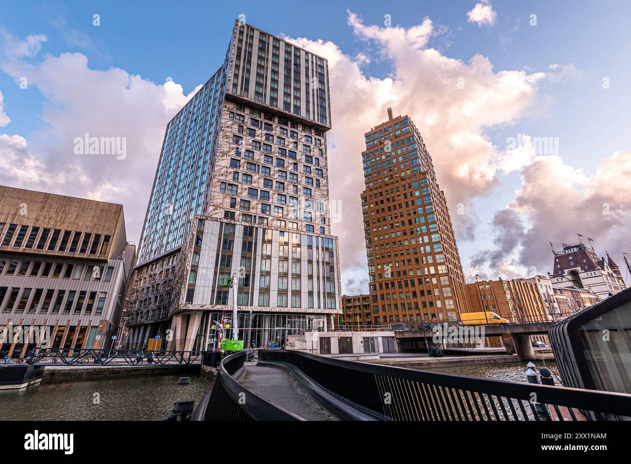 Architettura moderna di grattacieli con splendida luce serale a Rotterdam a Wijnhaven, Rotterdam, Paesi Bassi, Europa Foto Stock