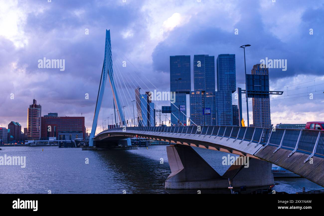 Ora blu con luce del tramonto e skyline moderno sul fiume Mass con il Ponte Erasmus, Rotterdam, Paesi Bassi, Europa Foto Stock