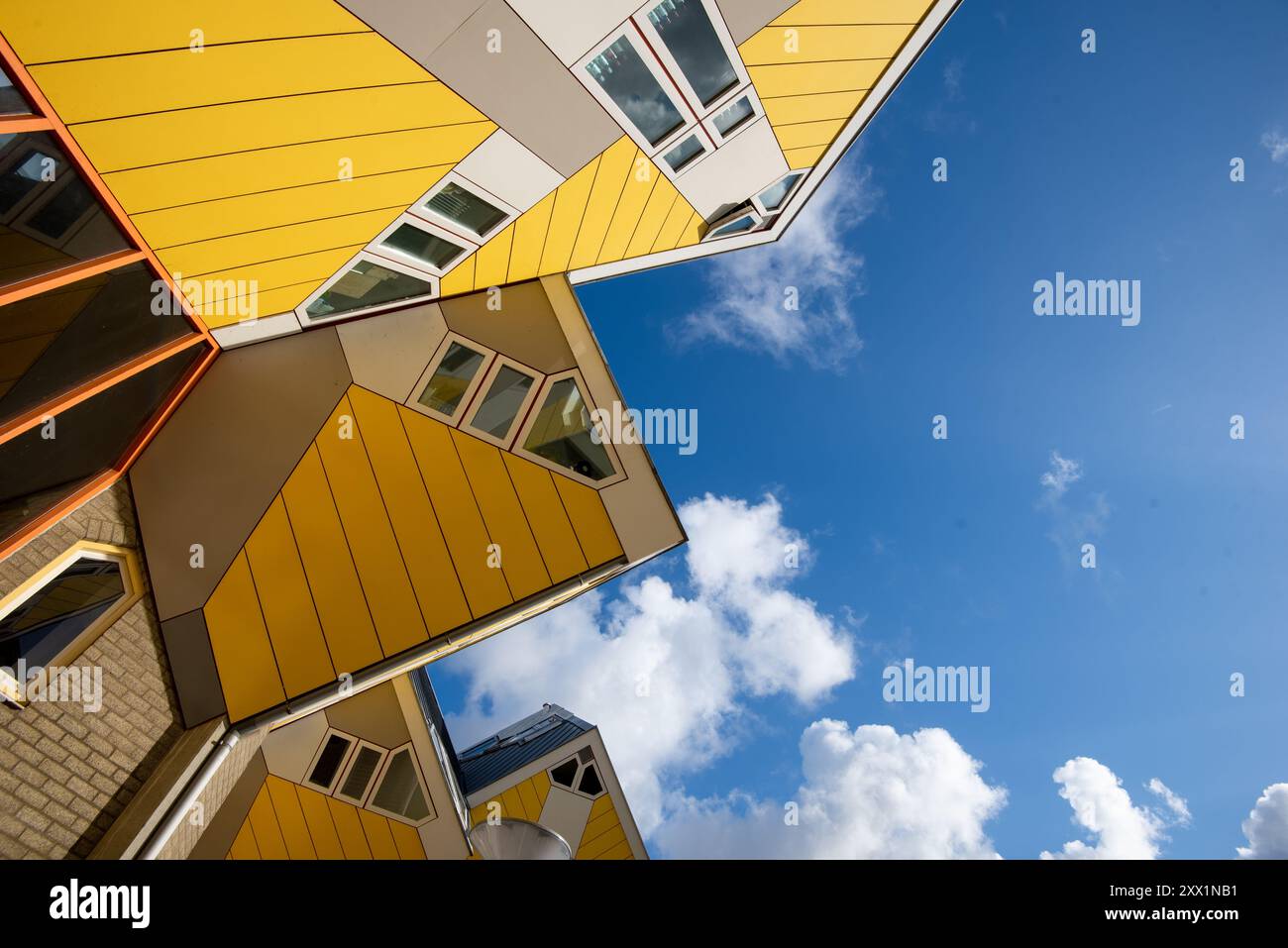 Cube Houses, vivace architettura a cubo gialla unica con un cielo blu, Rotterdam, Paesi Bassi, Europa Foto Stock