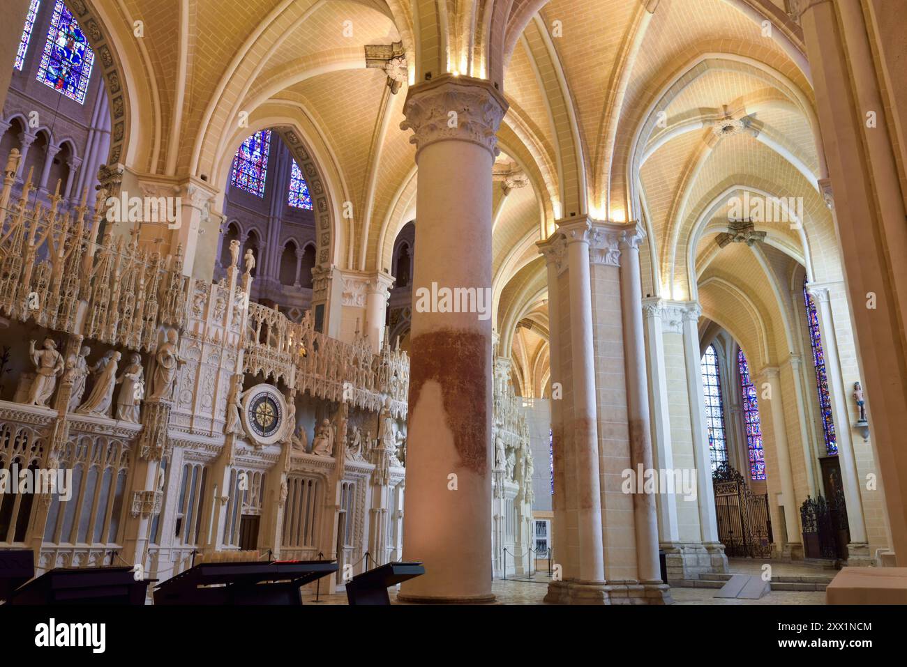 Ambulatorio e sculture dello schermo monumentale intorno al coro, cattedrale di nostra Signora di Chartres, Chartres, dipartimento Eure-et-Loir Foto Stock