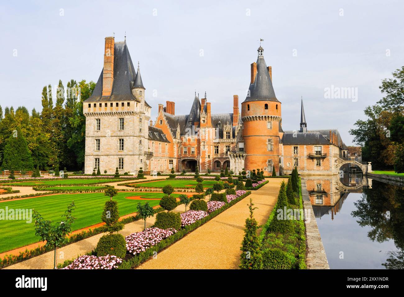 Giardino francese in stile formale progettato dal maestro giardiniere Patrick Pottier, Chateau de Maintenon, dipartimento Eure-et-Loir Foto Stock