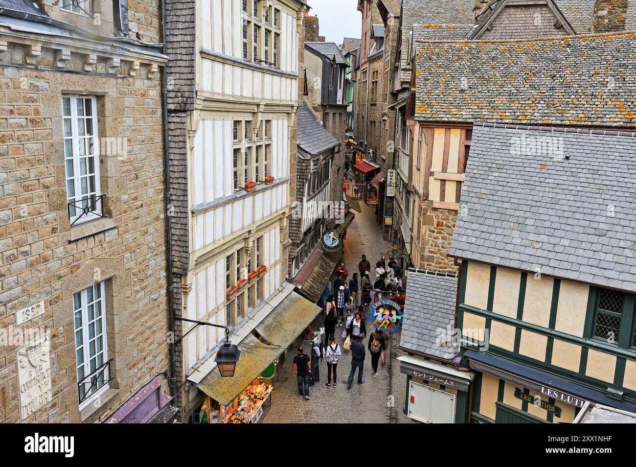 Strada principale all'interno delle mura di Mont-Saint-Michel, patrimonio dell'umanità dell'UNESCO, dipartimento della Manche, regione della Normandia, Francia, Europa Foto Stock