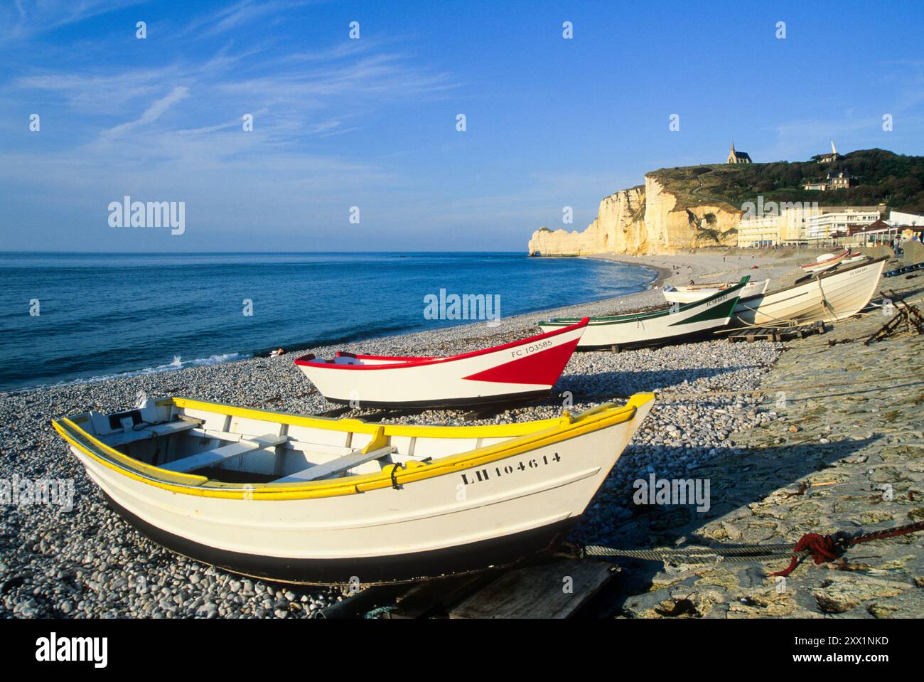 Imbarcazioni da pesca sulla spiaggia di Etretat, Cote d'Albatre, Pays de Caux, dipartimento Senna-marittimo, regione dell'alta Normandia, Francia, Europa Foto Stock