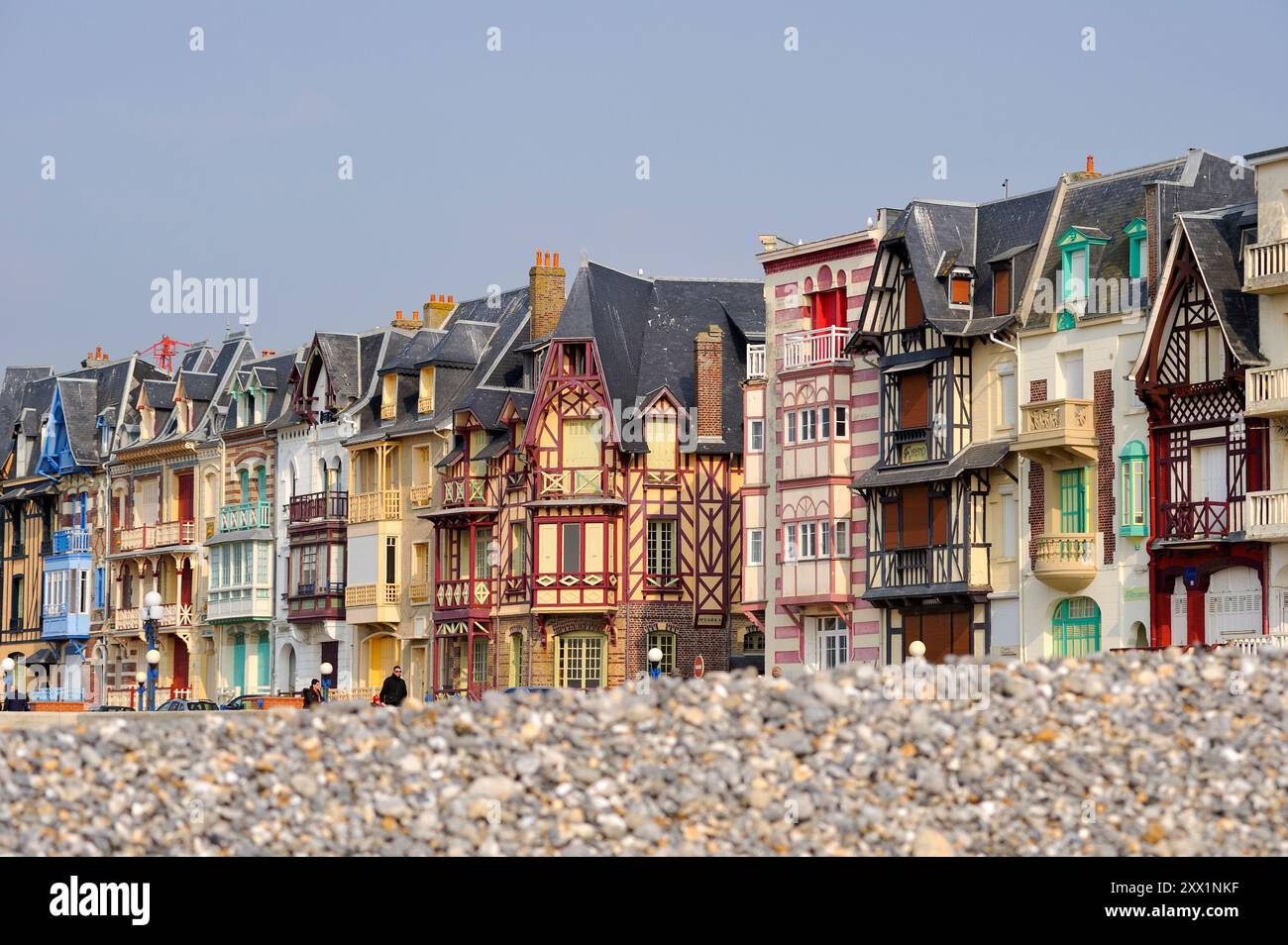 Ville fronte mare viste dalla spiaggia di ciottoli, Mers-Les-Bains, dipartimento somme, regione Piccardia, Francia, Europa Foto Stock