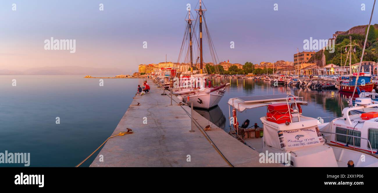 Vista delle barche nel porto vecchio al tramonto, Corfù, Mar Ionio, isole greche, Grecia, Europa Foto Stock