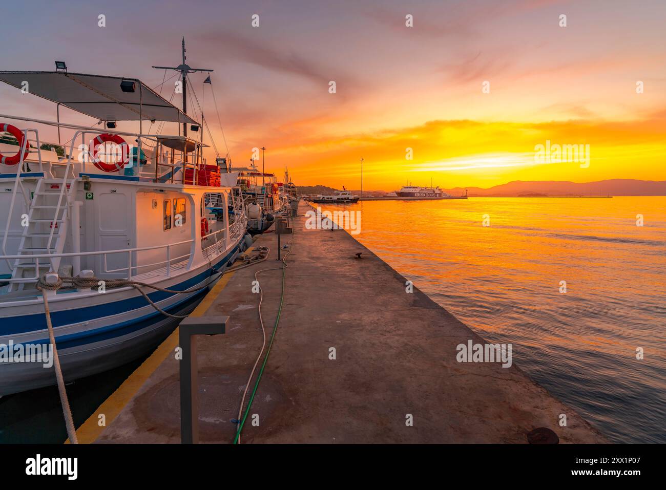 Vista delle barche nel porto vecchio al tramonto, Corfù, Mar Ionio, isole greche, Grecia, Europa Foto Stock