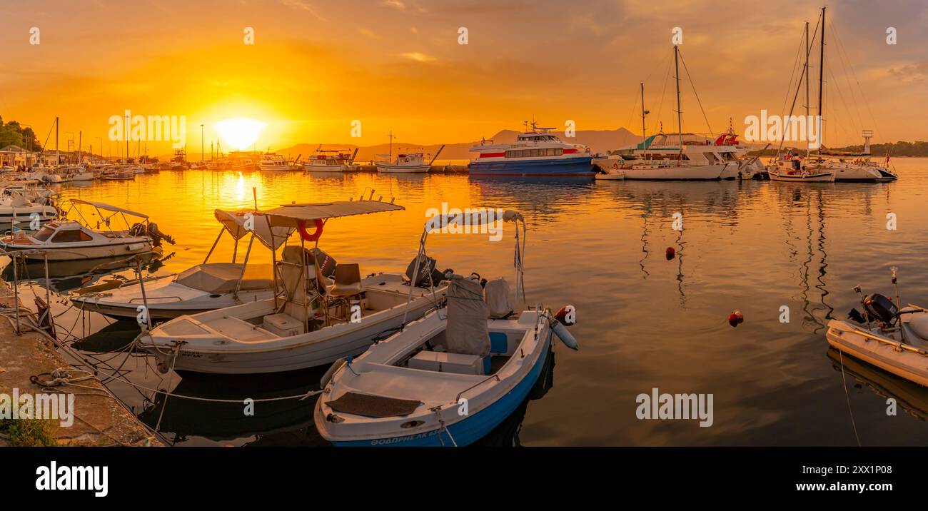 Vista delle barche nel Porto Vecchio al tramonto, Corfù, Mar Ionio, Isole greche, Grecia, Europa Foto Stock