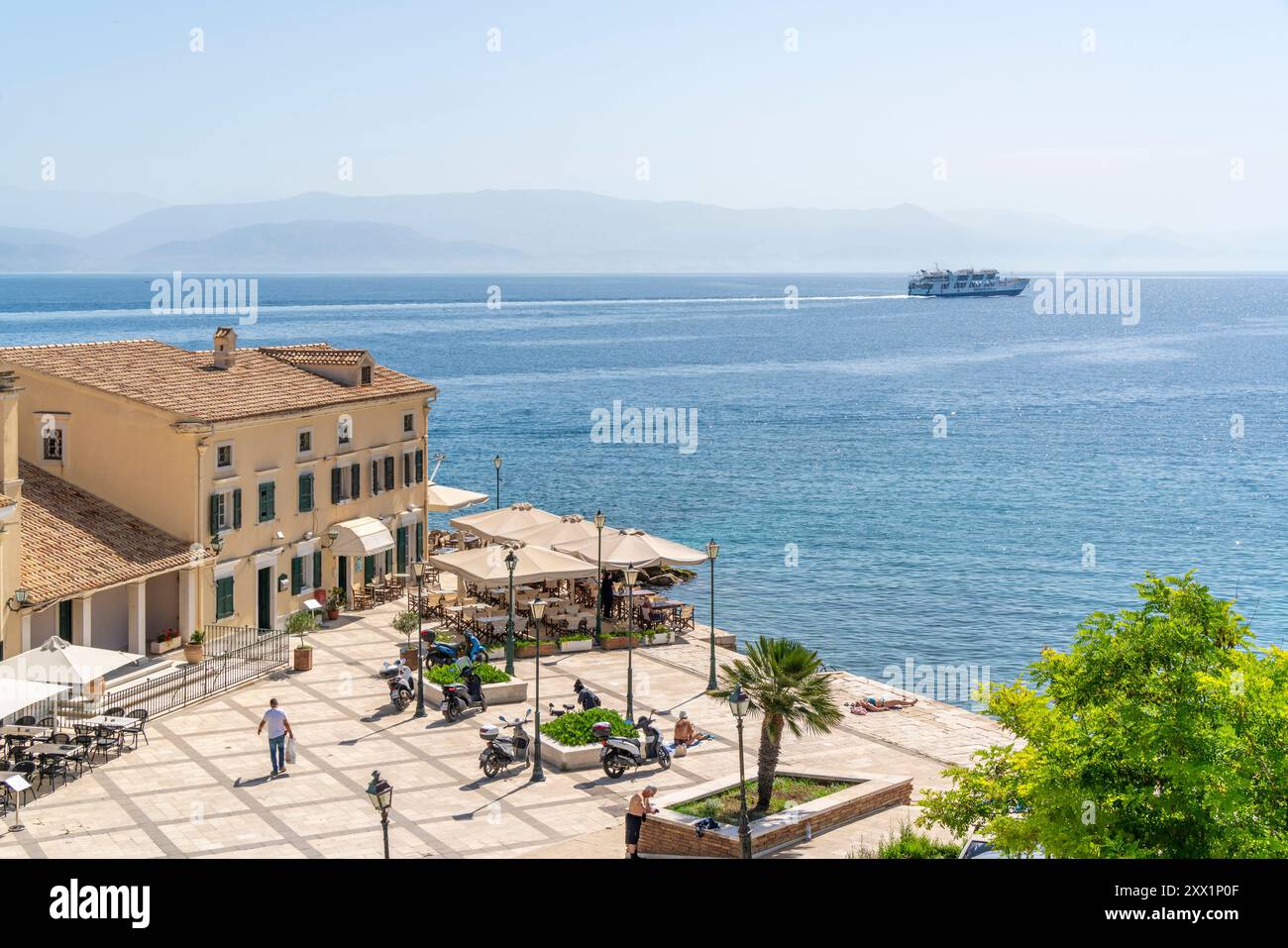 Veduta di Faliraki Corfù nella città di Corfù, Corfù, Mar Ionio, Isole greche, Grecia, Europa Foto Stock