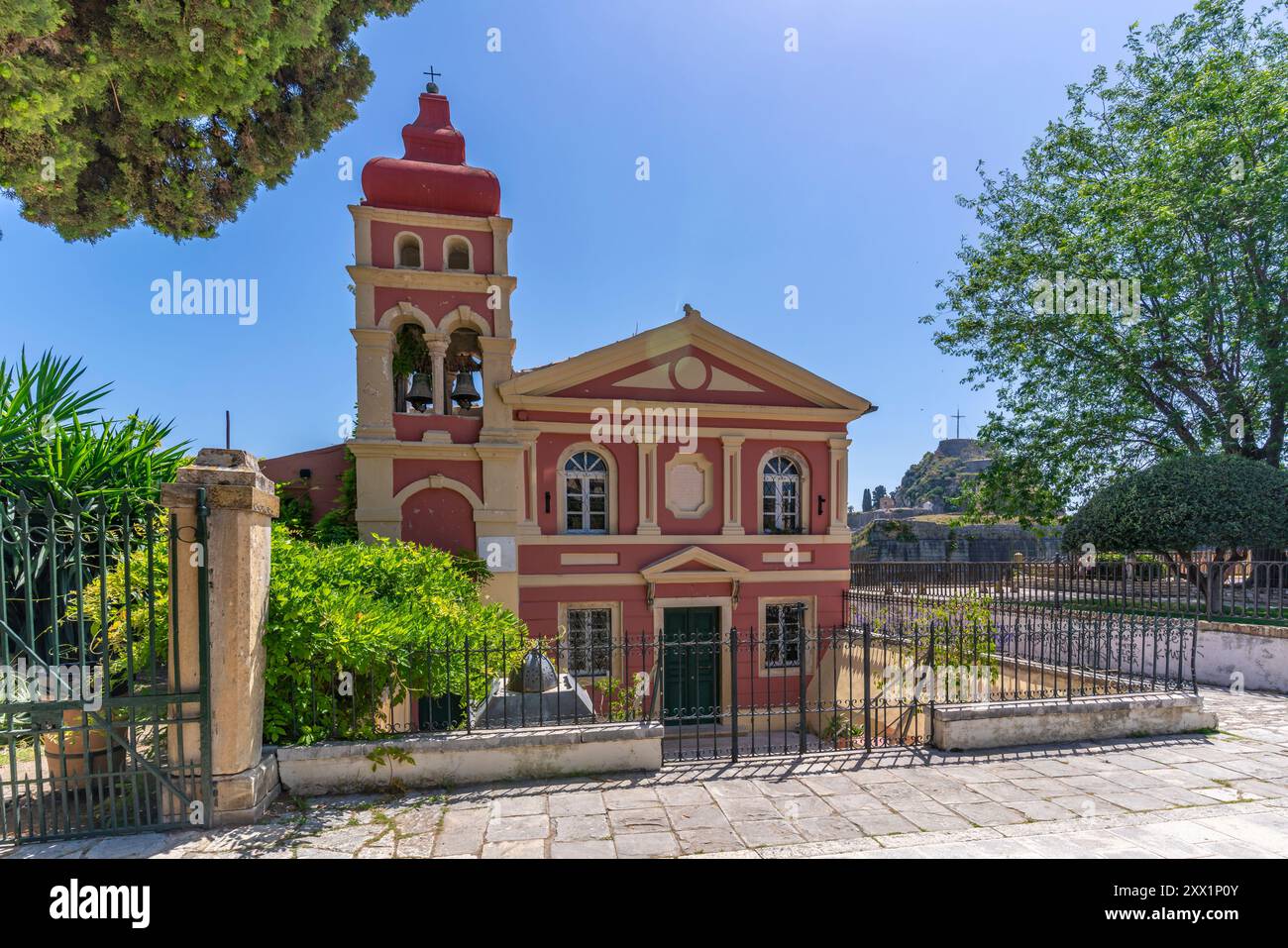 Vista della Santa Chiesa della Vergine Maria Mandrakina dal Giardino del popolo nella città di Corfù, Corfù, Mar Ionio, isole greche, Grecia, Europa Foto Stock