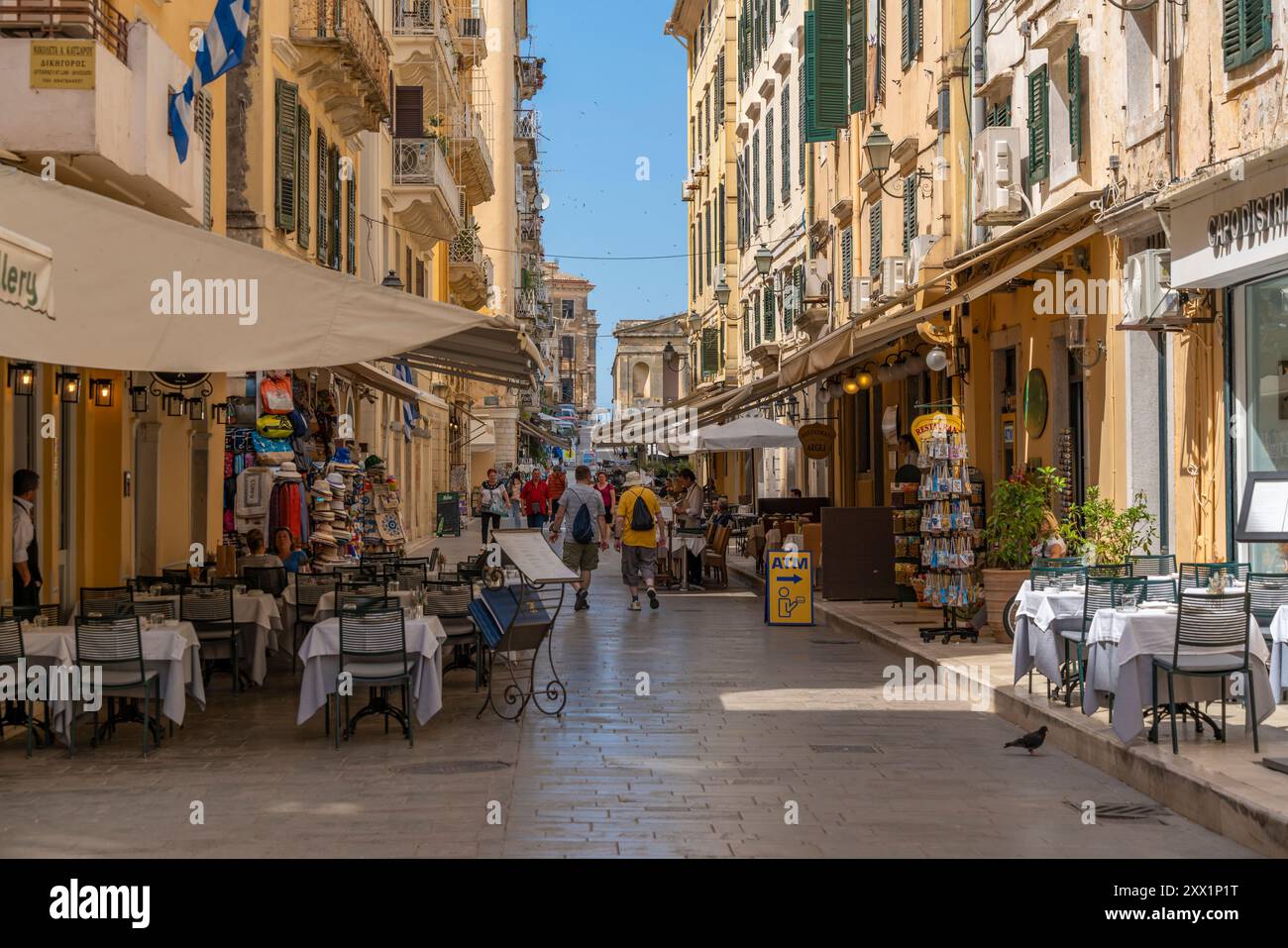 Vista dei negozi e delle caffetterie nelle stradine strette, città di Corfù, Corfù, Mar Ionio, isole greche, Grecia, Europa Foto Stock