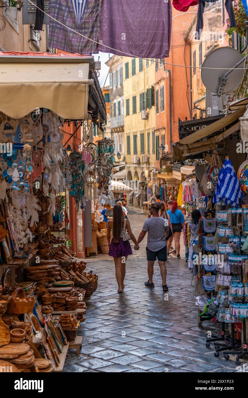 Vista dei negozi e delle caffetterie nelle stradine strette, città di Corfù, Corfù, Mar Ionio, isole greche, Grecia, Europa Foto Stock