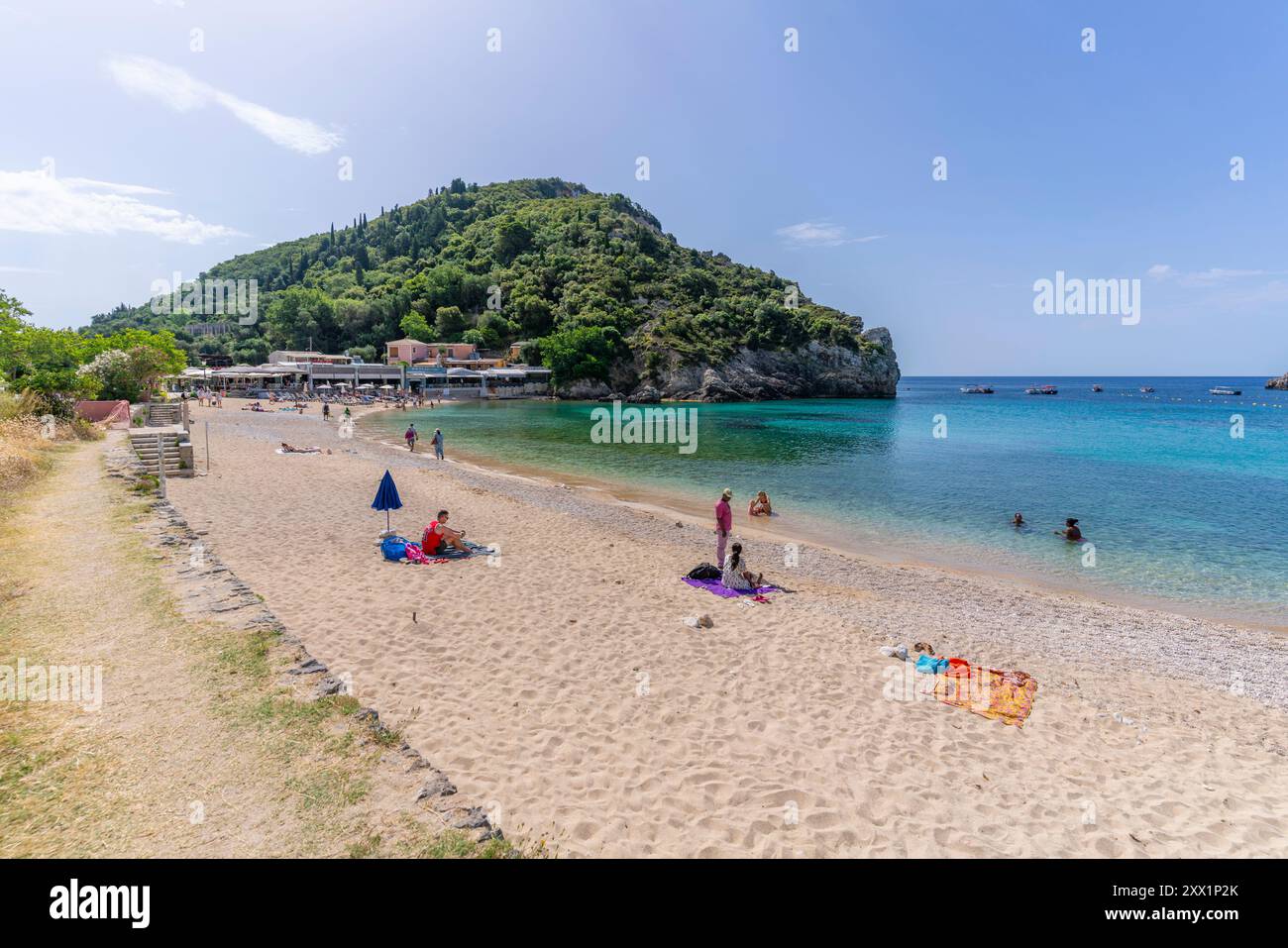 Vista sulla spiaggia di Agios Spiridon a Palaiokastritsa, Palaiokastritsa, Corfù, Mar Ionio, Isole greche, Grecia, Europa Foto Stock