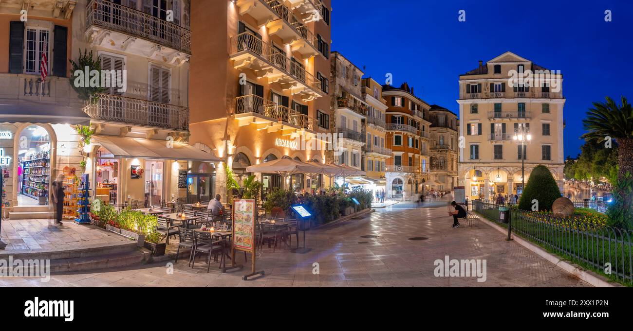 Vista dei ristoranti e dei bar di Pot Throw (Botides) al tramonto, città di Corfù, Corfù, Mar Ionio, isole greche, Grecia, Europa Foto Stock