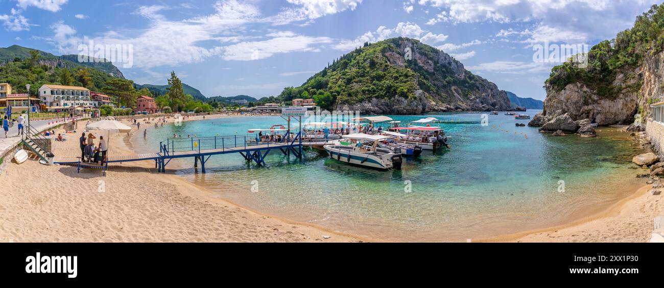 Vista sulla spiaggia di Agios Spiridon a Palaiokastritsa, Palaiokastritsa, Corfù, Mar Ionio, Isole greche, Grecia, Europa Foto Stock