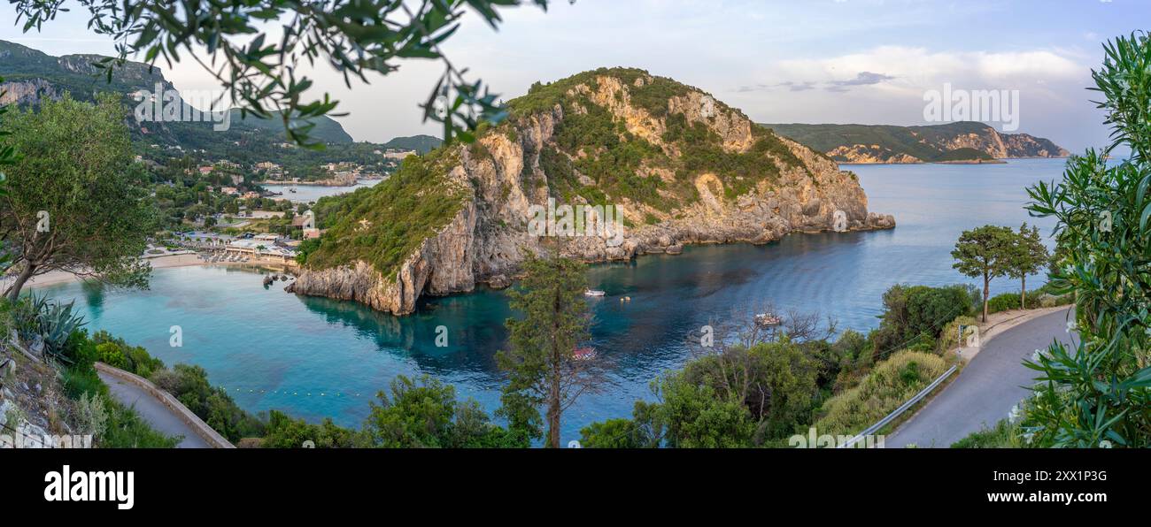 Vista della costa dal monastero di Paleokastritsa al tramonto, Palaiokastritsa, Corfù, Mar Ionio, Isole greche, Grecia, Europa Foto Stock