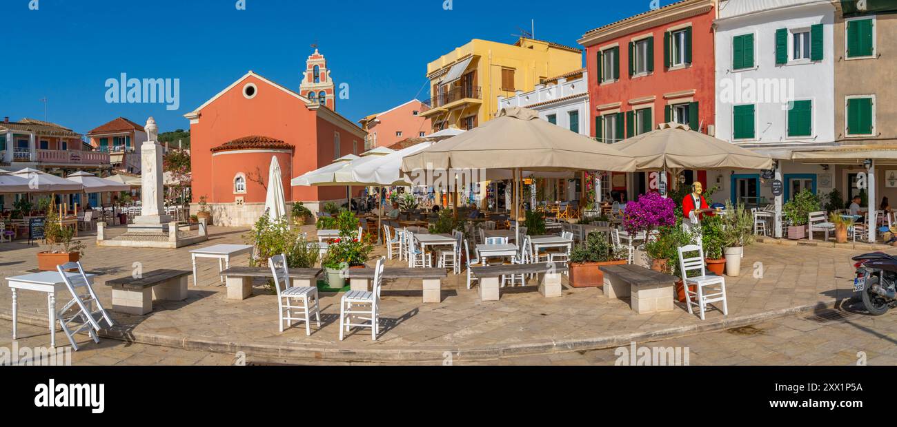 Vista dei caffè e dei ristoranti di Gaios Plaza de l'Ascensione nella città di Gaios, Paxos, Mar Ionio, Isole greche, Grecia, Europa Foto Stock