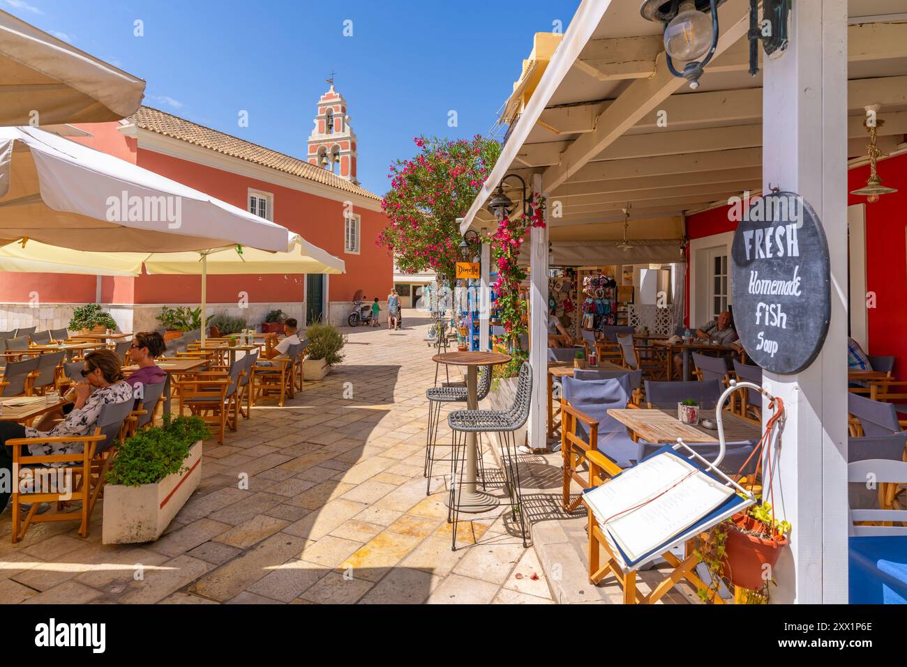 Vista dei caffè e dei ristoranti di Gaios Plaza de l'Ascensione nella città di Gaios, Paxos, Mar Ionio, Isole greche, Grecia, Europa Foto Stock