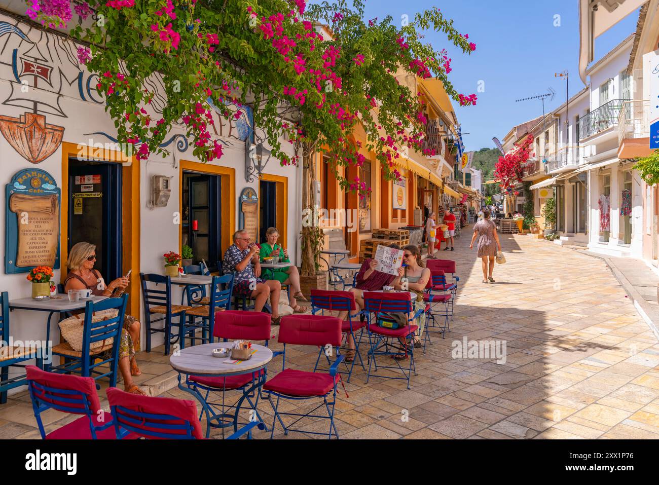 Vista dei caffè e dei ristoranti di Gaios Plaza de l'Ascensione nella città di Gaios, Paxos, Mar Ionio, Isole greche, Grecia, Europa Foto Stock