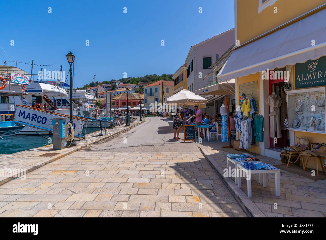 Vista di barche e caffetterie nel porto di Gaios, Paxos, Mar Ionio, isole greche, Grecia, Europa Foto Stock