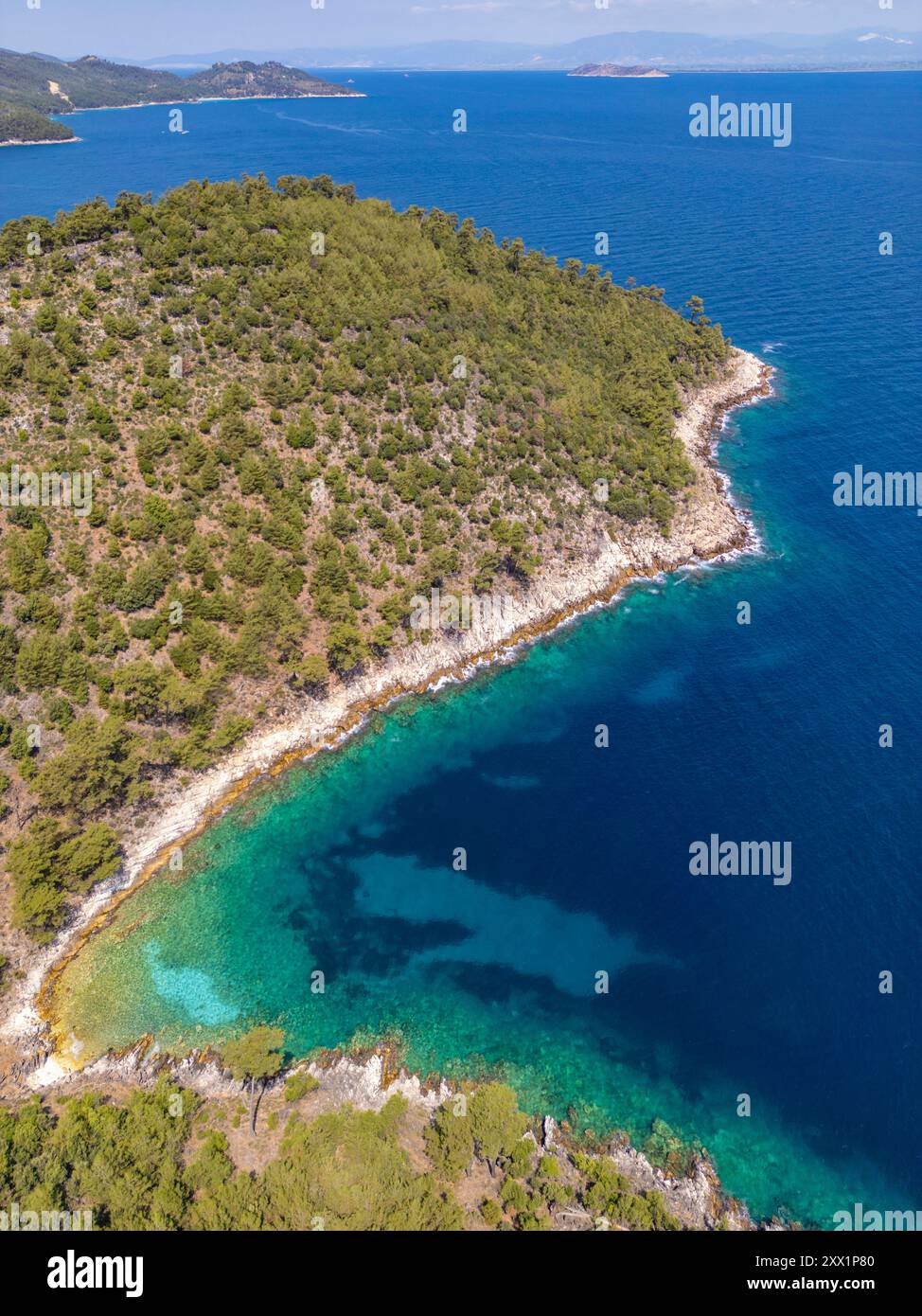 Vista del bosco e della costa vicino a Chrysi Ammoudia, Thassos, Mar Egeo, isole greche, Grecia, Europa Foto Stock