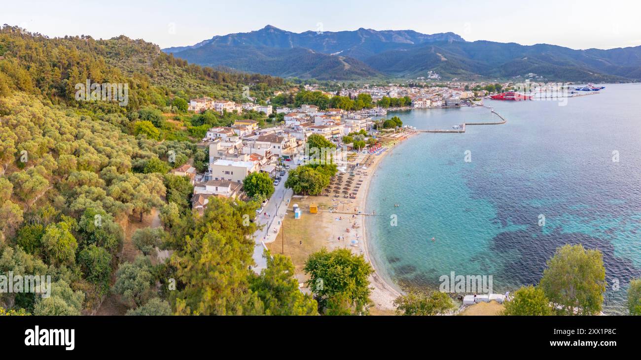 Vista della città di Thassos al tramonto, città di Thassos, Limena, Thassos, Mar Egeo, isole greche, Grecia, Europa Foto Stock