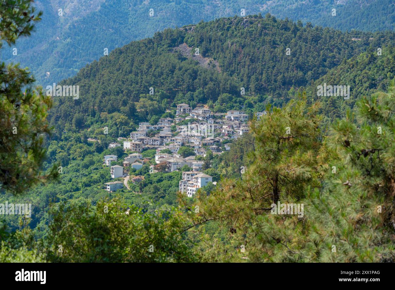 Vista del bosco e del villaggio di Panagia, incastonato tra le colline, Makriammos, Thassos, Mar Egeo, isole greche, Grecia, Europa Foto Stock