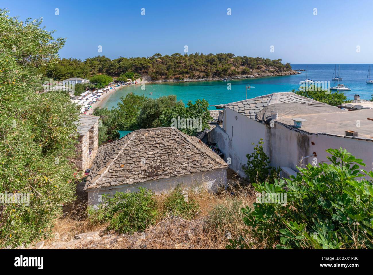 Vista sul mare e sulla spiaggia di Aliki, Aliki, Thassos, Mar Egeo, isole greche, Grecia, Europa Foto Stock