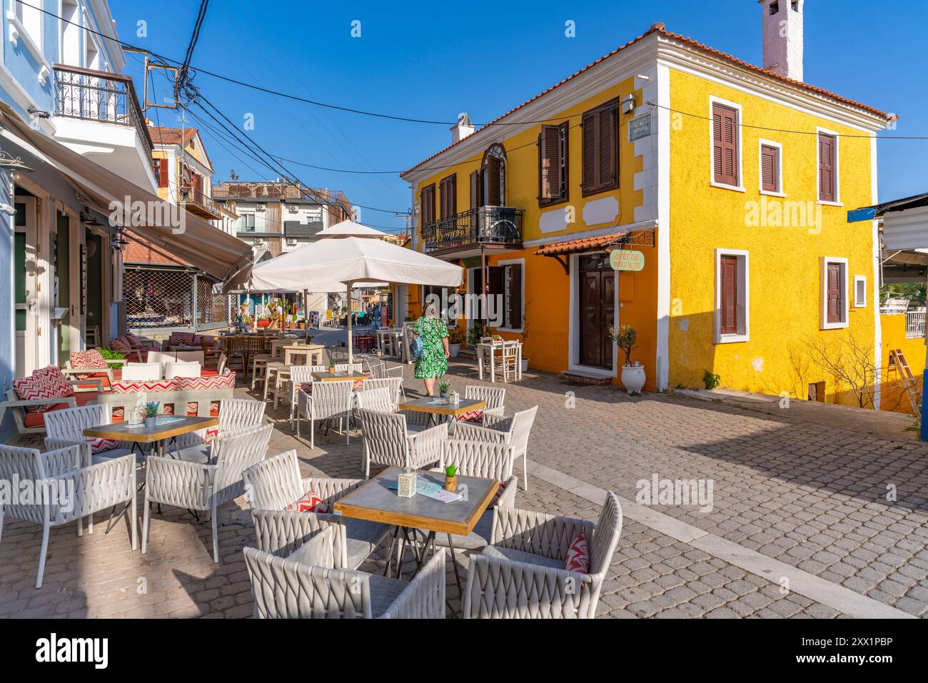 Vista del caffè di strada nel villaggio di Limenaria, Limenaria, Thassos, Mar Egeo, isole greche, Grecia, Europa Foto Stock