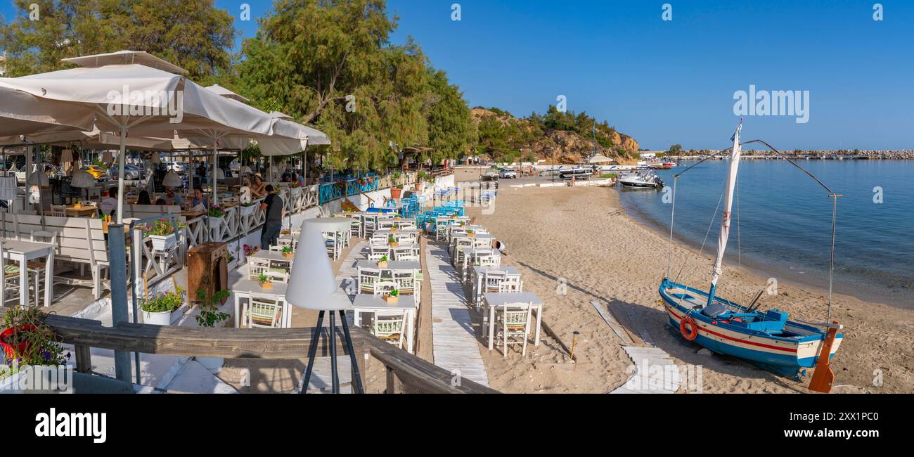 Vista di ristoranti e caffetterie che si affacciano sulla spiaggia di Limenaria, Limenaria, Thassos, Mar Egeo, isole greche, Grecia, Europa Foto Stock