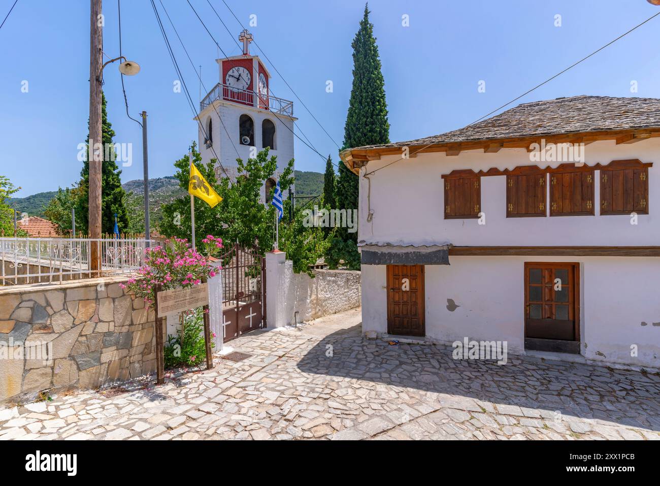 Veduta della torre dell'orologio della Chiesa greco-ortodossa, di Teologo, di Tasso, del Mar Egeo, delle isole greche, Grecia, Europa Foto Stock