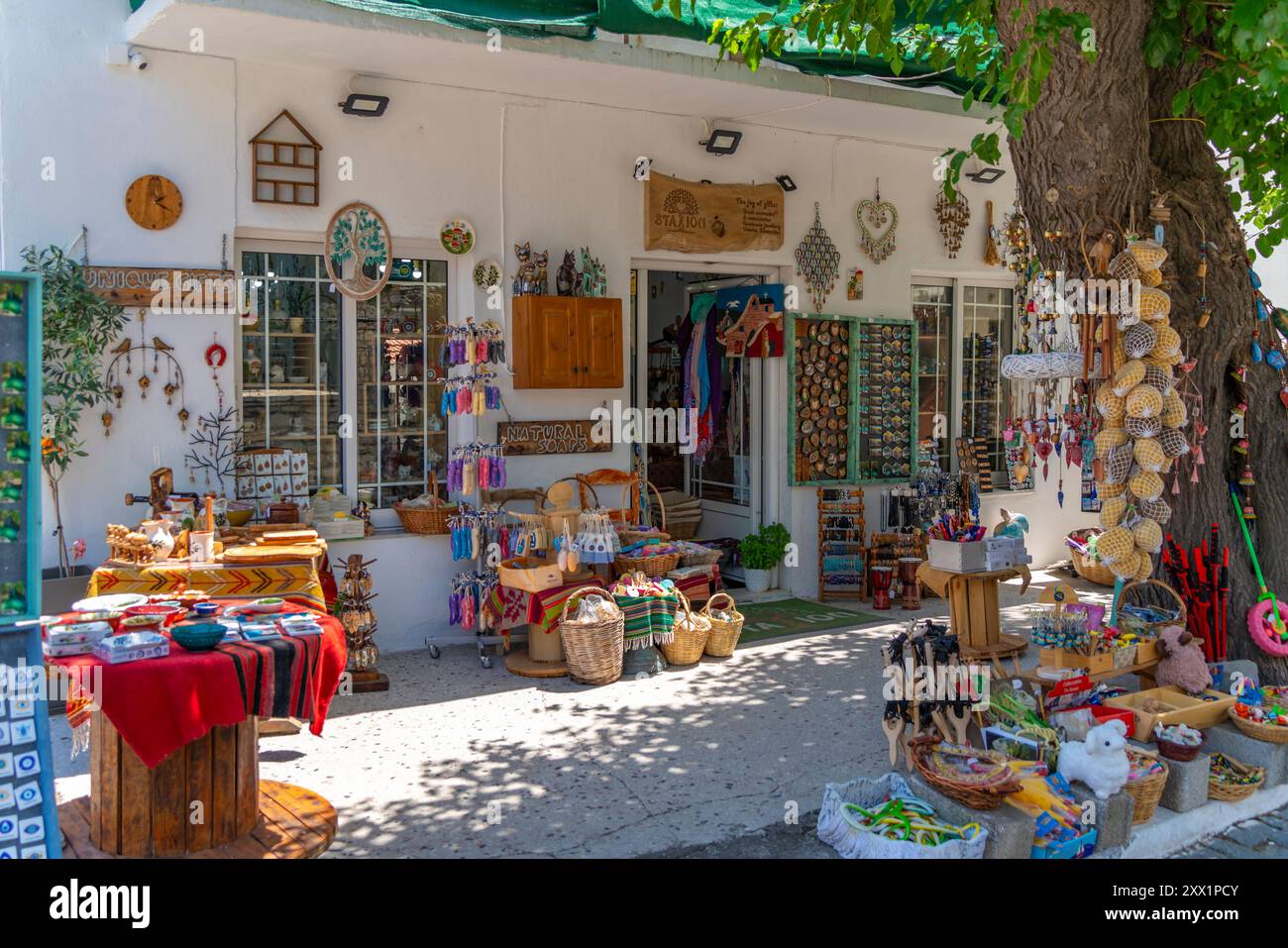 Vista del negozio di souvenir a Teologo, Teologo, Thassos, Mar Egeo, Isole greche, Grecia, Europa Foto Stock