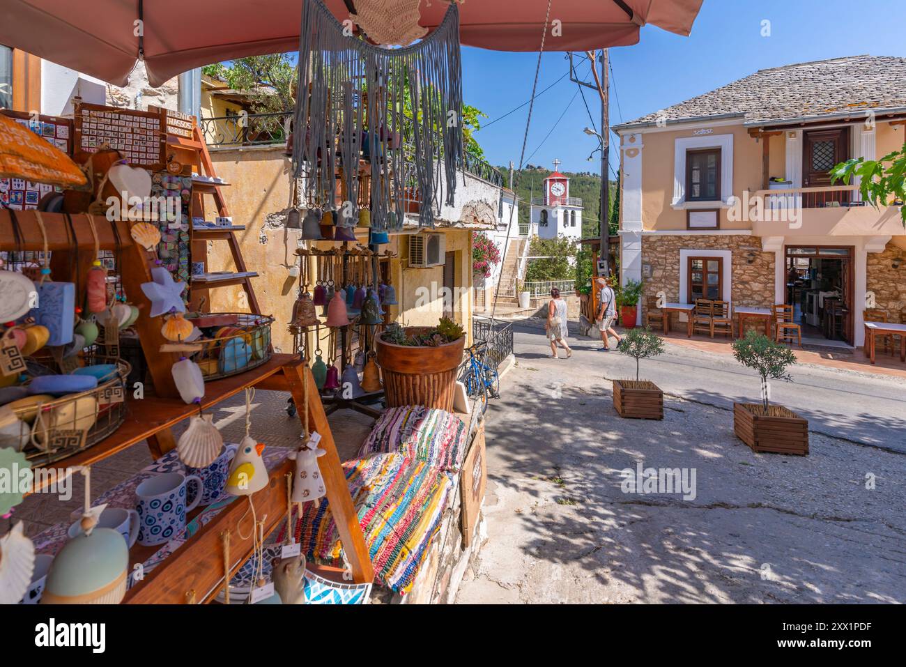 Vista dei souvenir, della torre dell'orologio della chiesa greco-ortodossa e del ristorante, di Teologo, di Thassos, del Mar Egeo, delle isole greche, Grecia, Europa Foto Stock