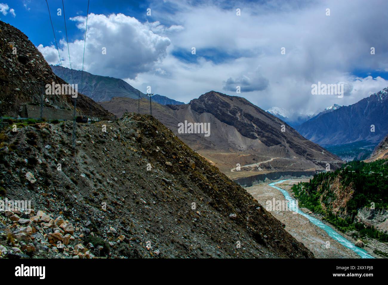 Vista aerea del fiume Hunza dall'autostrada Karakoram nella valle di Hunza Foto Stock