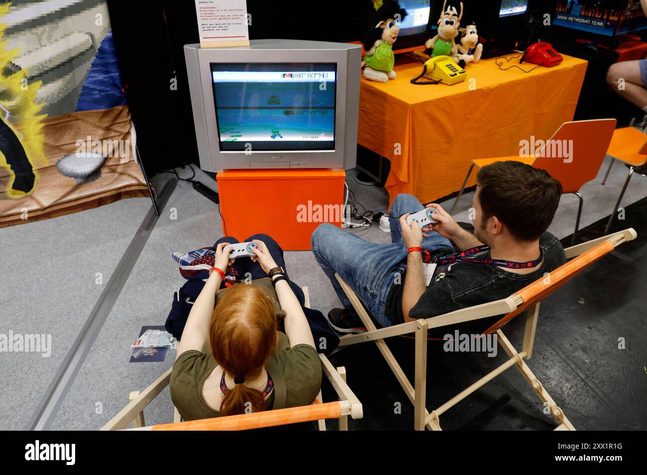 Gamer auf der weltgrößten Computerspielmesse Gamescom 2024 in der Koelnmesse. Köln, 21..08,2024 *** giocatori alla più grande fiera mondiale di giochi per computer Gamescom 2024 a Koelnmesse Colonia, 21 08 2024 foto:XR.xStoffelsx/xFuturexImagex gamescom 4885 Foto Stock