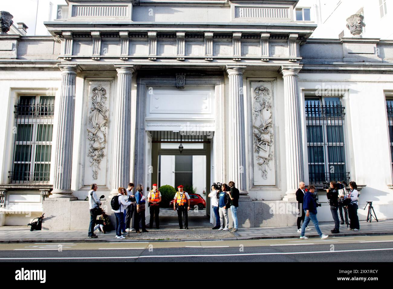 Bruxelles, Belgio. 21 agosto 2024. I giornalisti fotografati fuori mentre aspettano l'arrivo di un incontro tra i rappresentanti dei partiti politici N-va, CD&V e Les Engages, per discutere di una possibile coalizione per il governo federale, al parlamento federale di Bruxelles mercoledì 21 agosto 2024. Il presidente della N-va De Wever, nominato "informatore" dopo le elezioni del 9 giugno, sta testando le acque per una possibile coalizione "Arizona" tra i cinque partiti. Farà rapporto al re domani. BELGA FOTO HATIM KAGHAT credito: Belga News Agency/Alamy Live News Foto Stock