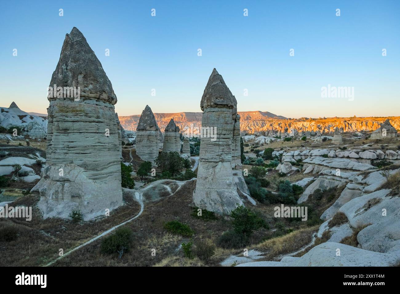 Goreme, Turchia - 14 agosto 2024: Formazioni geologiche uniche nella valle di Gorkundere in Cappadocia, Turchia. Foto Stock