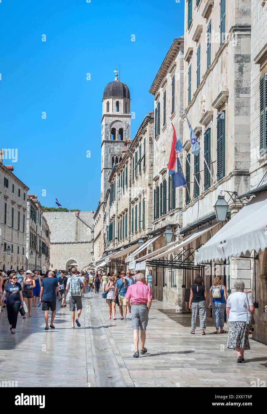 Turisti nella strada principale della città vecchia di Dubrovnik, Croazia Foto Stock