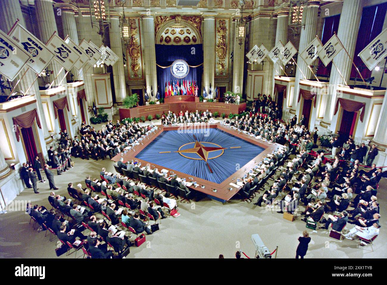 Veduta aerea della sessione del Consiglio Nord Atlantico della riunione del vertice del 50° anniversario della NATO presso il Ronald Reagan Building, aprile 24,1999 a Washington, D.C. Foto Stock