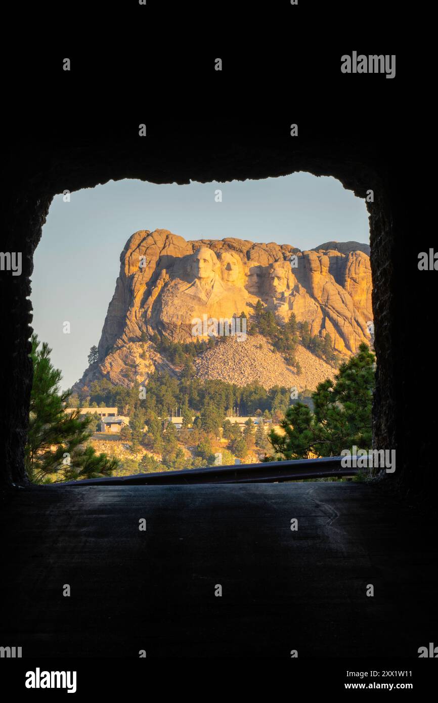 Vista sul monte Rushmore National Memorial dal Doane Robinson Tunnel/Tunnel View, Black Hills National Forest, South Dakota, Stati Uniti. Foto Stock