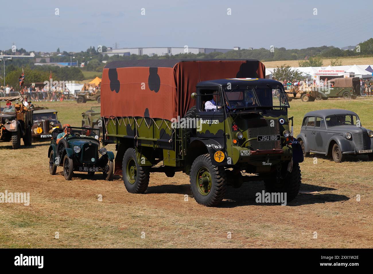 Veicoli militari in parata presso lo Yorkshire Wartime Experience a Hunsworth, West Yorkshire, Regno Unito Foto Stock