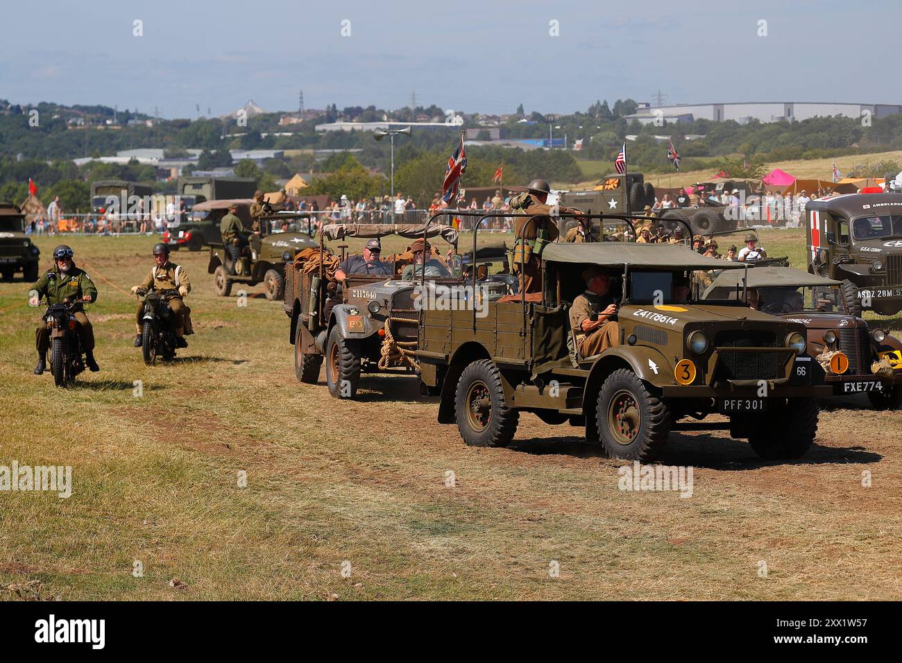Veicoli militari in parata presso lo Yorkshire Wartime Experience a Hunsworth, West Yorkshire, Regno Unito Foto Stock