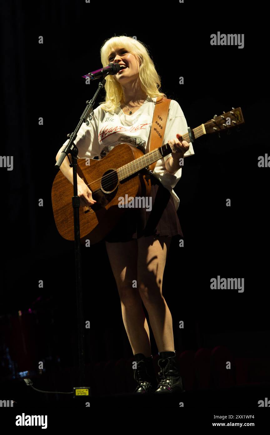 Londra, Regno Unito. 21 agosto 2024. Maisie Peters gioca all'O2 sostenendo Noah Kahan. La giovane cantante pop ha aperto per Taylor Swift al Wembley Stadium all'inizio della settimana. Cristina Massei/Alamy Live News Foto Stock