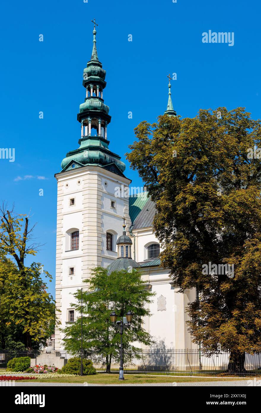 Lowicz, Polonia - 17 agosto 2024: Cattedrale Basilica dell'assunzione della Beata Vergine Maria e San Nicola nella piazza del mercato della città vecchia Foto Stock