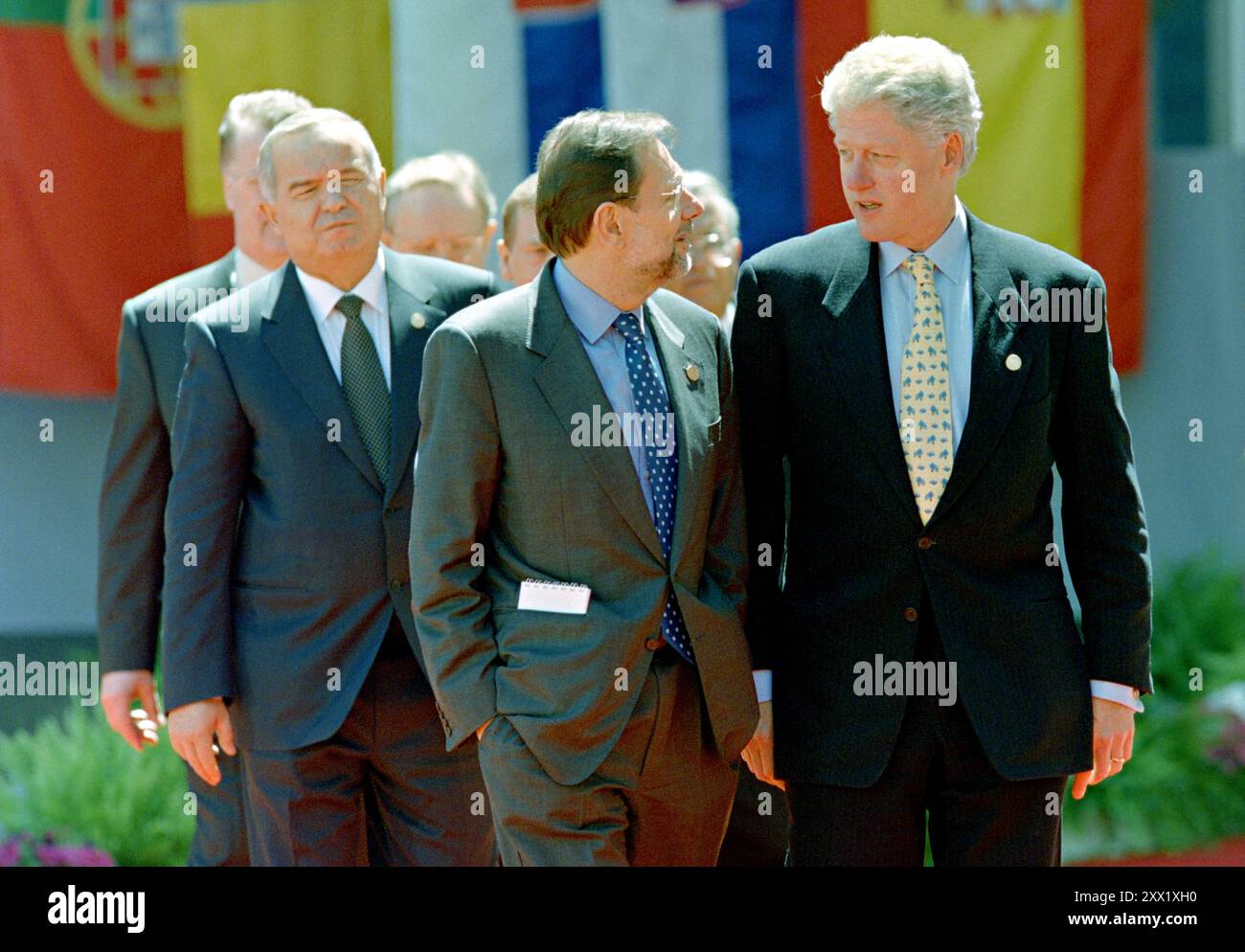 Il presidente degli Stati Uniti Bill Clinton, giusto, parla con il Segretario generale della NATO Javier Solana, al centro, se sono andati a piedi alla foto del gruppo dei capi di stato della NATO al summit del 50 ° anniversario fuori dal Ronald Reagan Building, aprile 25,1999 a Washington, D.C. Foto Stock