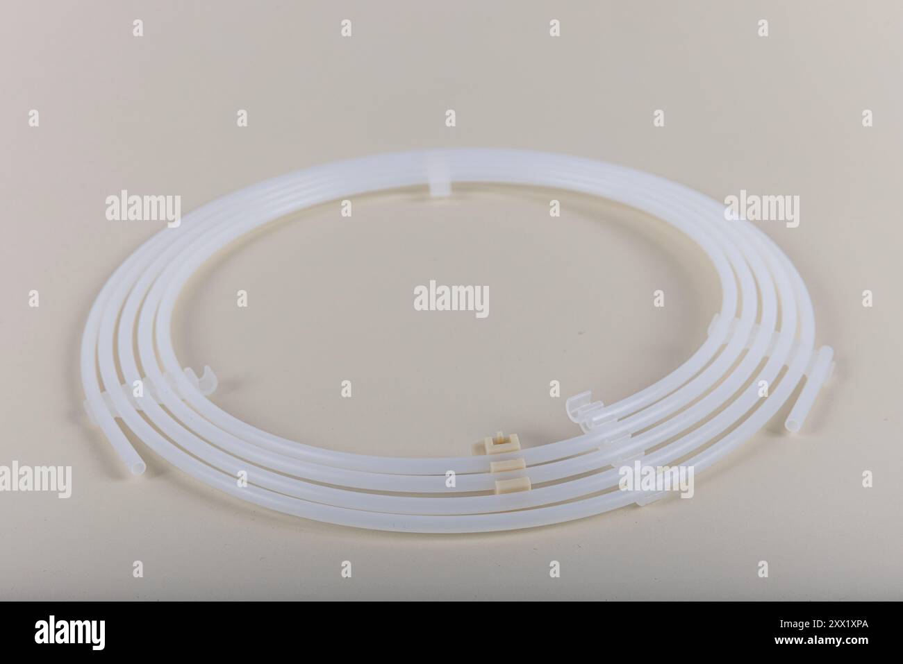 Filo guida PTCA linea PTCA. Due tipi di Core Design per diverse esigenze cliniche. Angioplastica dello stent cardiaco. Stent e catetere per l'impianto in blo Foto Stock