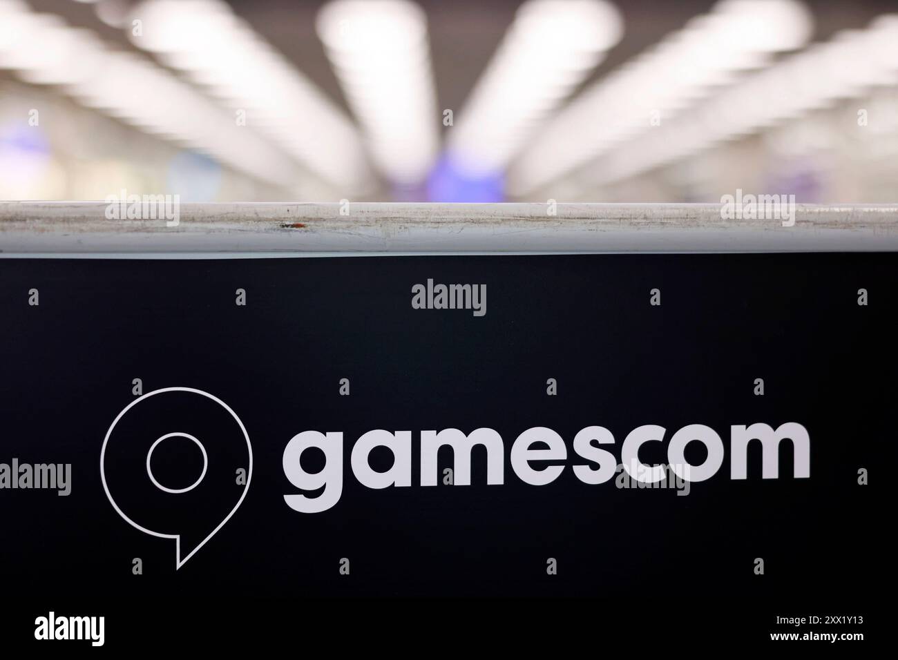 DAS Logo der Gamescom im Eingangsbereich der Gamescom 2024 a Köln. Morgen eröffnet Europas führende Messe für digitales Gaming a Köln ihre Tore. Erstmals werden über 1400 Aussteller zu der Video- und Computerspielmesse erwartet. Themenbild, Symbolbild Köln, 20.08.2024 NRW Deutschland *** il logo Gamescom nell'area di ingresso del Gamescom 2024 di Colonia la fiera leader in Europa per il gioco digitale apre le porte a Colonia domani per la prima volta, oltre 1.400 espositori sono attesi alla fiera dei videogiochi e dei videogiochi Theme image, Symbolic image Cologne, 20 08 2024 NRW Germany Co Foto Stock