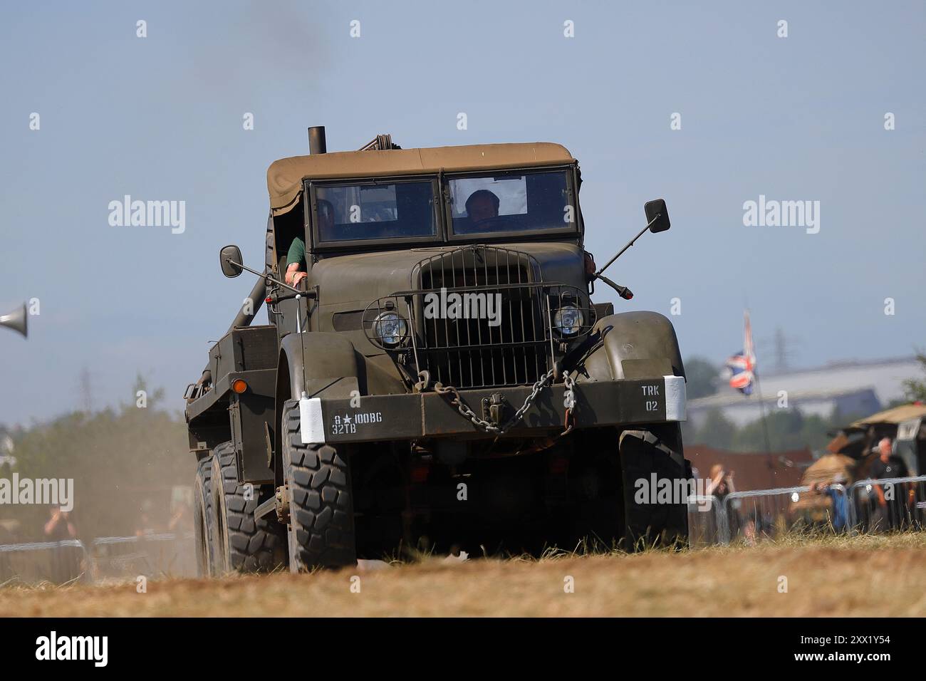 Camion di recupero militare della seconda guerra mondiale in parata allo Yorkshire Wartime Experience a Hunsworth, West Yorkshire, Regno Unito Foto Stock