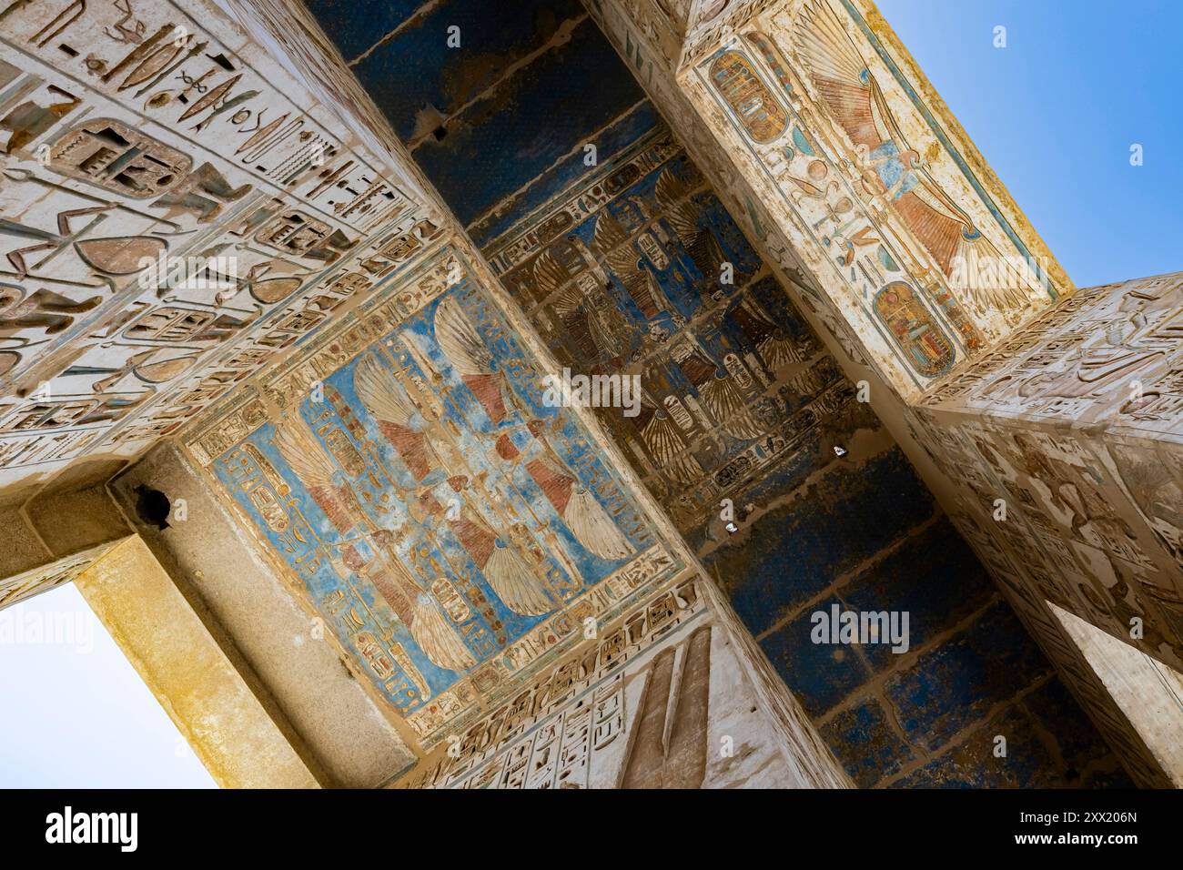 Medinet Habu, Tempio Mortuario di Ramses III, soffitto del secondo pilone con rilievo e dipinti, Luxor, Egitto, Nord Africa, Africa Foto Stock