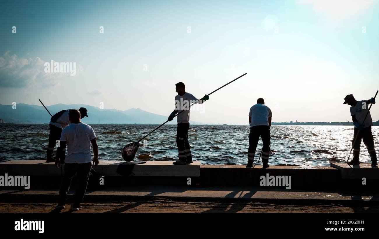 Morti di massa di pesci nel golfo nel Golfo di Smirne si sono verificati decessi di massa di pesci a causa dei cambiamenti climatici e dell'inquinamento ambientale. I pesci morti si sono lavati sulla riva mentre gli addetti alle pulizie sono stati visti pulire la costa dai pesci morti. Izmir BayraklÄ Turchia Turchia Copyright: XIdilxToffolox DSC08494 Foto Stock