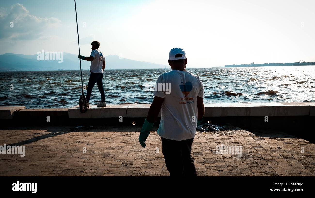 Morti di massa di pesci nel golfo nel Golfo di Smirne si sono verificati decessi di massa di pesci a causa dei cambiamenti climatici e dell'inquinamento ambientale. I pesci morti si sono lavati sulla riva mentre gli addetti alle pulizie sono stati visti pulire la costa dai pesci morti. Izmir BayraklÄ Turchia Turchia Copyright: XIdilxToffolox DSC08463 Foto Stock